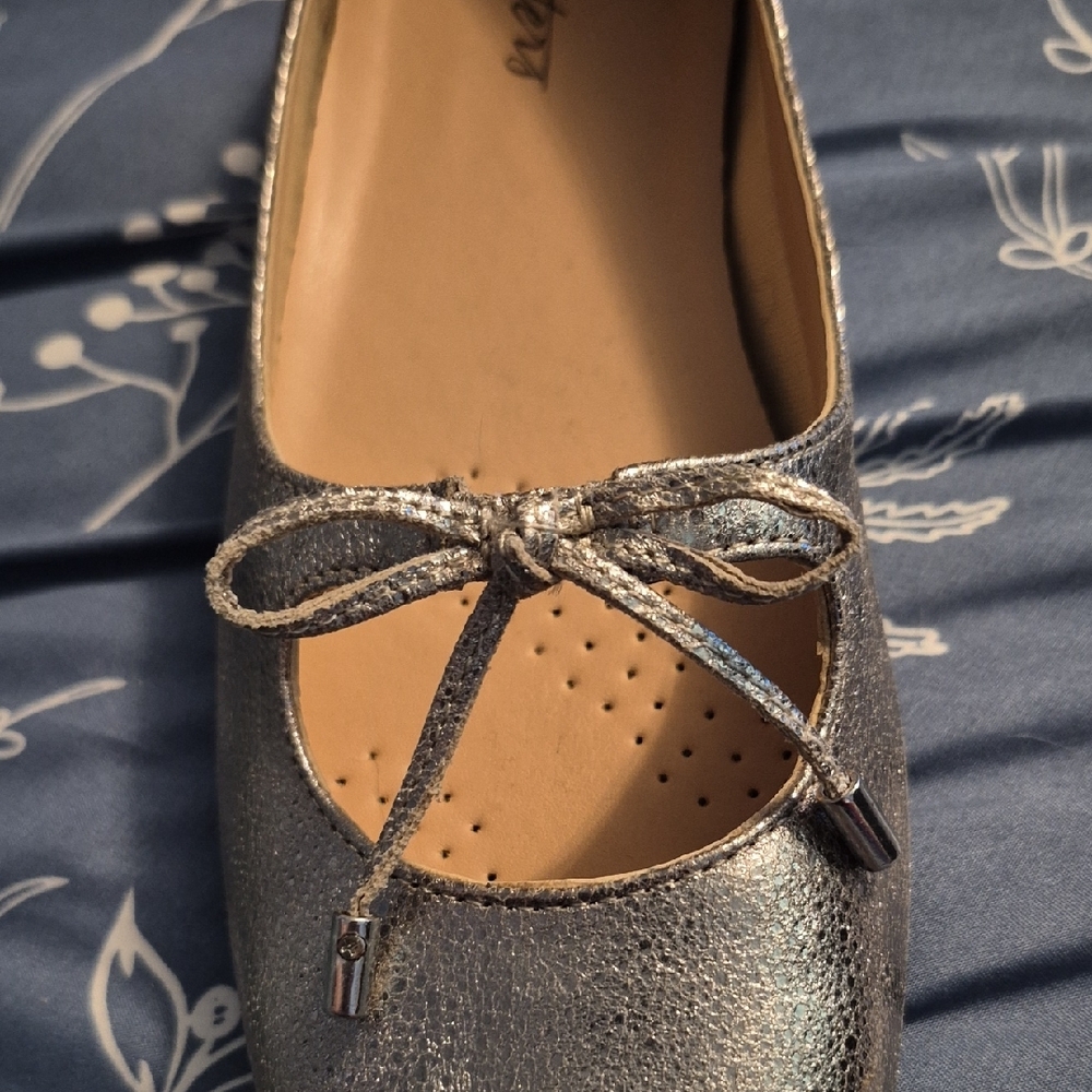 Womens Metallic Silver Flats with Bow - Picture 6 of 7